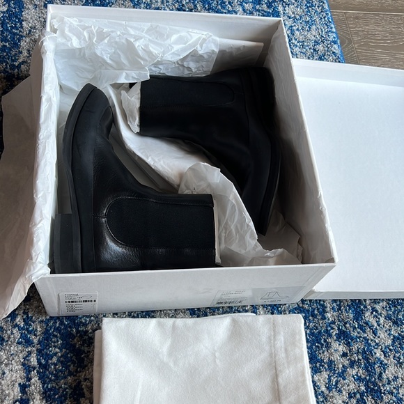 ❌SOLD❌ The Row
Garden Leather Short Boots 38 - Picture 8 of 17